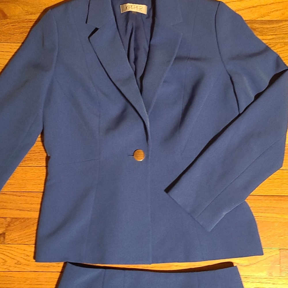 KASPER Suit. Blazer is size 6 and skirt size 4